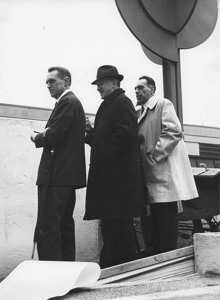 1963 Con Achille e Piergiacomo Castiglioni alla fiera campionaria di Milano per l’allestimento del padiglione Rai.